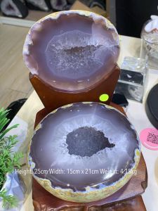 💯天然高等玛瑙聚宝盆 原矿黄皮全抛光打磨 洁白透亮白水晶晶体 🆓高等雕刻实木底座 整体高: 24.5cm 宽: 16x20.5cm 重: 4.15kg 玛瑙宽: 14cm 玛瑙宽: 2cm