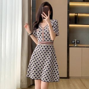 ชุดเดรสสั้นทรงเอคอวีแขนสั้นถักเข้ารูปสไตล์เกาหลี ทรงเข้ารูป เอวสูง ชุดทำงานฤดูใบไม้ผลิและฤดูร้อน