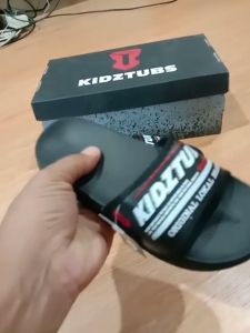 KIDZTUBS Sandal Anak Laki Laki Karet Slipper Slide Selop Slipon Jepit Karakter Warna Hitam Usia 6-10 Tahun-Sendal1930100324