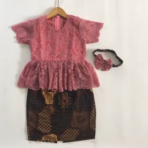 Setelan Kebaya Anak Berbahan Kain Brukat Model Peplum Rok Panjang Warna Salem
