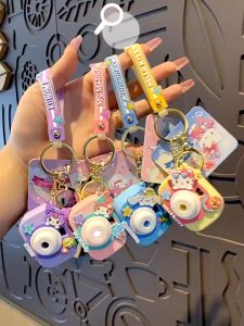 Gantungan Kunci Kamera Kartun Comel Projeksi Sanrio Hiasan Beg Aksesori Kreatif Wanita Remaja Sanrio Camera Projection Car Keychain Key Chain Pendant Exquisite Hanging School Bag 正版三丽鸥相机投影汽车钥匙扣挂件精致女创意网红可爱书包挂饰品 H257