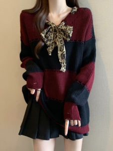 เสื้อสเวตเตอร์คอวีลายทางสีแดง ผ้าไหม ขนาดใหญ่ สำหรับผู้หญิง ฤดูใบไม้ร่วง 2025 เสื้อสเวตเตอร์ถักยาวปานกลาง แฟชั่นสตรี