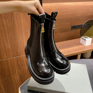 รองเท้าบูทมาร์ตินหนังแท้พื้นหนาพื้นเจลลี่สำหรับผู้หญิงรองเท้าบูทสั้นแบบใหม่ฤดูใบไม้ร่วงและฤดูหนาวรองเท้าบูททรงบุหรี่หนังแก้วติดซิปหน้า