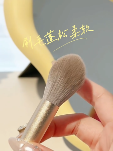 GUOXIAONIU Soft Gold Mini Highlighter & Blush Brush - Ultra-Soft Metallic Bristles for Flawless Blending Contouring & Eyeshadow Applications