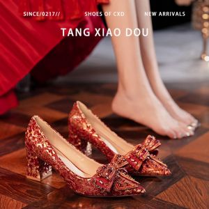 สีแดงสไตล์จีนรองเท้าแต่งงาน โบว์ และ Rhinestone หนารองเท้าส้นสูงสําหรับสตรีใหม่ 2024 รองเท้าเดียวสําหรับเจ้าสาว