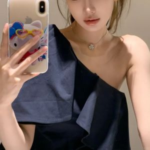 เสื้อเชิ้ตผู้หญิงดีไซน์ไม่สมมาตรโชว์ไหล่ฤดูร้อน 2025 แขนกุด สไตล์ทำงาน เสื้อเชิ้ตผู้หญิงคอวีแขนกุดทรงเข้ารูป