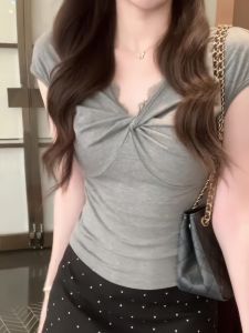 เสื้อยืดคอวีแขนสั้นผ้าลูกไม้สีเทา ทรงสลิมฟิต เสื้อผ้าทำงานสไตล์เกาหลี ฤดูร้อน 2025 สำหรับผู้หญิง