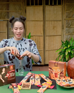 Cà phê Laura Coffee Nhật Kim Anh vị Đông trùng hạ thảo hộp 180g (10 gói nhỏ 18g)