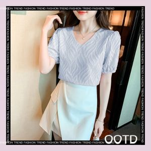 เสื้อ QZshop สไตล์มินิมอล เสื้อคอวีพิมพ์ลายนูน สายสวยทรงสวย 💕 ควรซื้อที่ QZshop สำหรับสาวๆ ที่ห้ามพลาดกันน้า อับไม่ต้องกลัว ระบายอากาศไม่ต้องกลัวอับ 🌈