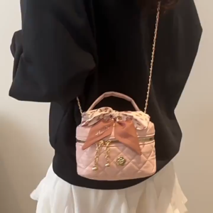 MOUSSON กระเป๋าสะพายข้างผู้หญิงสไตล์เกาหลีแมทช์ลุคง่าย ins โบว์ผูกเชือกรูปสี่เหลี่ยมขนมเปียกปูนรุ่นใหม่มินิสายโซ่กระเป๋าสะพายไหล่