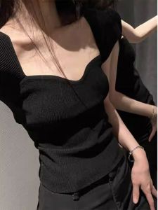 เสื้อยืดคอเหลี่ยมแขนสั้นผ้าไหมน้ำแข็งสีดำสำหรับผู้หญิงในช่วงฤดูร้อน เสื้อตัวบนทรงสลิมฟิต บางเฉียบ โชว์กระดูกไหปลาร้า เสื้อผ้าทำงานสไตล์เกาหลี