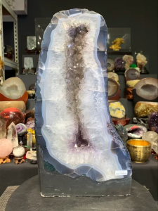 火形💯天然紫晶洞  很多钛晶共生👍 双色玛瑙边带有二次结晶紫晶&绿幽灵ready stock in JB，MALAYSIA amethyst crystal cave🔮天然双晶体晶洞 火形 玛瑙色玛瑙边 顶部白水晶体，晶牙金字塔带紫晶拉边和共生钛晶母矿 底部紫晶体高(Height): 43.5cm 宽(Width): 23x14cm洞深(Hole): 2.5cm 重(Weight): 19kg