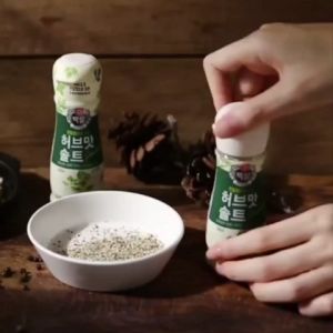 CJ HERB SALT Spicy Garlic Mild เกลือเกาหลี เกลือปรุงรสผสม เกลือสำหรับสเต็กเกาหลี CJ