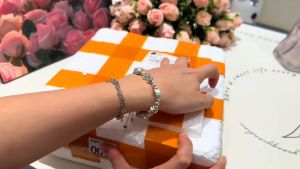 Đĩa Sứ Tròn Viền Lượn Sóng Hoạ Tiết Trái Tim