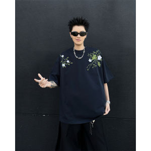 เสื้อยืดคอกลมแขนสั้นปักลายดอกไม้สไตล์สตรีทอเมริกันสำหรับผู้ชาย ทรงหลวม ลำลอง ฤดูร้อน แฟชั่น ลำลอง แขนสั้น แขนครึ่งตัว