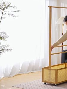 ราวแขวนเสื้อไม้ ราวแขวนเสื้อ ราวแขวนเสื้อแบบเคลื่อนย้ายได้ ราวแขวนเสื้อพร้อมตะกร้า ไม้ไผ่ปลอดฟอร์มาลดีไฮด์