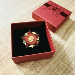 Beijing Tour Souvenir: Chairman Mao Metal Lapel Pin & Hat Badge Gift for Colleagues and Comrades in Arms Tourist Memorabilia