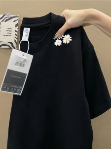 เสื้อยืดแขนสั้นผู้ชายทรงหลวมพิมพ์ลายดอกเดซี่สไตล์อเมริกัน สไตล์เกาหลี แฟชั่นฤดูร้อน ผ้าฝ้ายแท้ เสื้อแขนสั้นแบบลำลอง