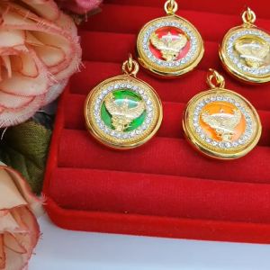 จี้พญาครุฑสีประจำวันเกิดล้อมเพชร ขนาด 2x2cm เสริมบารมี ค้าขายร่ำรวย มีโชคลาภด้วย ชุบทอง จี้ทอง ใส่ได้กับสร้อยทุกแบบ