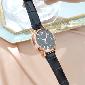 Fashionable Women Watch Round Simple Trendy Leather Strap Ladies Diamond Mirror Quartz Watch Zircon