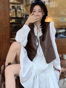 French Vintage PU Leather Vest Jacket Womens Short Sleeveless Outerwear Fashionable Design Commute Style round Neck Single Button