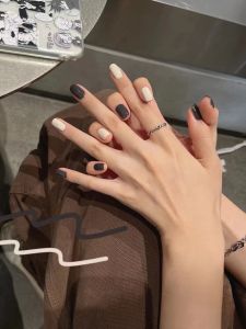 เล็บแต่งตัวแบบสวมใส่สีนู้ดสุดหรูหรา แผ่นติดเล็บสีแดงเข้ม แผ่นติดเล็บแบบสวมใส่สำหรับแต่งงาน ผลิตจากจีนแผ่นเล็ก แผ่นเล็ก