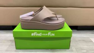 DÉP XỎ NGÓN NHỰA ĐI MƯA CROCS BLOOKLYN FLIP CHO NỮ MÀU NÂU
