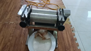 Máy cán mực chạy điện đa năng cán thịt bòcán cá đuối siêu nhanh