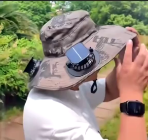 รุ่นใหม่2025 ！หมวกพัดลม หมวกกันแดดแบบมีพัดลมพลังงานแสงอาทิตย์  มีพัดลม 2 ตัว แรงลมสามเกียร์ หมวกปีกกว้าง กันแดด100%  การชาร์จ USBได้เช่นกัน ยั่งยืนประมาณ 6 ชั่วโมง ขนาดปรับได้อย่างอิสระ