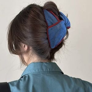 กิ๊บติดผมรูปหัวปลาฉลามขนาดใหญ่สีแดงและสีน้ำเงินสำหรับผู้หญิง กิ๊บติดผมสามเหลี่ยมสไตล์เกาหลี ทรงใหม่ปี 2025 กิ๊บติดผมอเนกประสงค์