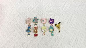Bandai | Huy Hiệu Kim Loại Tráng Men Snorlax Mew Kèm Móc Khóa Pokeball Hình Hoạt Hình Dùng Trang Trí Ba Lô Và Quần Áo Quà Tặng Cho Fan Anime