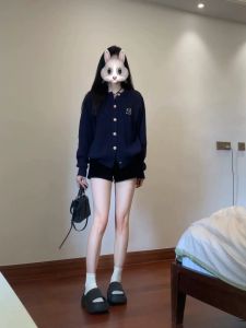 เสื้อคาร์ดิแกนถักสีน้ำเงินเข้มสำหรับผู้หญิง ทรงหลวม สไตล์นักศึกษา ปกสั้น กระดุมโลหะ ดีไซน์เก๋ไก๋ แฟชั่นฤดูใบไม้ผลิและฤดูใบไม้ร่วง