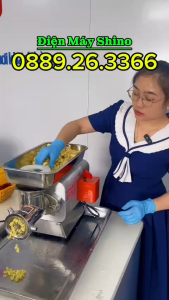 Máy xay thịt bằng thép không gỉ với khay chứa động cơ mạnh mẽ lưỡi dao sắc bén thiết kế chắc chắn phù hợp cho gia đình và nhà hàng.