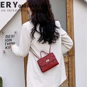 LHShoess พร้อมส่ง กระเป๋าผู้หญิงงานแฟชั่น ใบน่ารักกำลังดีสะพายข้างหรือคาดอก ใช้งานง่าย วัสดุดูดีคุ้มค่าคุ้มราคามาก สั่งเลยพร้อมส่ง