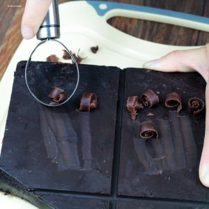 Stainless Steel Chocolate Shaver Cream Cheese Scraper Tool Black Forest Shaving Roller Kitchen Baking Accessories Dough Scraper