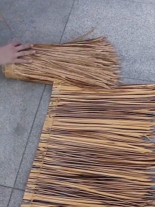 หลังคาหญ้าเทียม หญ้าเทียมพลาสติกรีด ฟางปลอม หลังคาหญ้าเทียม สารหน่วงไฟและกันน้ำ ขนาด 50*300ซม แผงหลังคาจำลองฟางใช้ในการตกแต่งหลังคาฟาร์มเห็ด รีสอร์ท หรือร้านกาแฟ โรงแรม กลางแจ้ง ป้องกันการเน่าและป้องกันไฟ