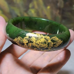 61.3mm Premium Nephrite green "Miaojin (gold outline)" Peony Jade bangle (with certificate) 61.3毫米和田玉碧玉描金花开富贵手镯(带证书)