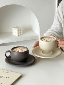 แก้วกาแฟเซรามิกสไตล์ย้อนยุค สำหรับผู้หญิง ชุดแก้วกาแฟสุดหรูหราพร้อมจาน สำหรับการคั่วด้วยมือ แก้วกาแฟสำหรับลาเต้