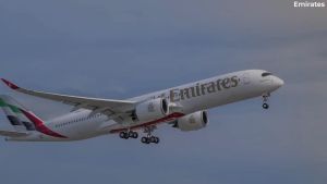 โมเดลเครื่องบินแอร์บัส A350-900 ขนาด 47 ซม. ของสายการบินเอมิเรตส์แอร์ไลน์ พร้อมไฟ LED สำหรับห้องโดยสารและห้องนักบินบนแท่นโชว์