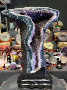 high grade AA rutilated geode in special shape T 一洞难求T字洞 像某某知名品牌😬 而且晶体很高级😎 💯天然紫钛晶洞  一根根金发钛美美👍 洞里还带有一片片像鱼鳞那样的白方解石✅ 外圈深绿幽灵+薄皮玛瑙美美包边✅ 还附送🆓特制实木底座  Height整体高: 42cm  width底座宽: 20.5cm x 19.5cm weight重: 14kg Cave height晶洞高: 39cm  width宽: 29cm x 13cm hole洞: