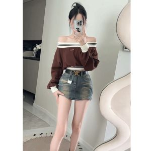 Alisa.Sonya เสื้อกันหนาวเปิดไหล่ข้างเดียวสไตล์เกาหลีแบบย้อนยุคใหม่สำหรับผู้หญิงเสื้อเอวลอยเปิดไหล่ทรงหลวมกระชับสัดส่วนสำหรับฤดูใบไม้ร่วง