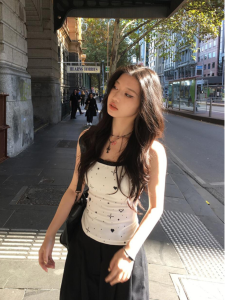 เสื้อกั๊กสายเดี่ยวผ้าลูกไม้สไตล์อเมริกันสำหรับผู้หญิงในฤดูร้อน เสื้อเชิ้ตแขนกุดทรงเข้ารูป เสื้อชั้นในแบบลำลอง เสื้อผ้าทำงาน