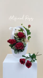 Akara Dokmaii กระเช้ากุหลาบแดง แจกันดอกกุหลาบปลอม กระเช้าดอกไม้ปลอม