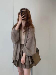 ชุดเสื้อคาร์ดิแกนถักนิตติ้งและกระโปรงสั้นทรงเอเข้ารูปสไตล์นักศึกษา ชุดแฟชั่นฤดูใบไม้ร่วงสำหรับผู้หญิง