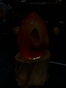 #johorbahru #crystal 路路通💯天然红玛瑙蛋  玛瑙灯💡全抛光玛瑙 蛋形圆美顺滑 透光玛瑙带灯款非常出色👍 里面是白水晶结晶  🪵附送实木灯底座(usb插头)  Natural Red Agate Egg - Fully Polished Agate Lamp 💡 Egg-shaped smooth and perfectly rounded