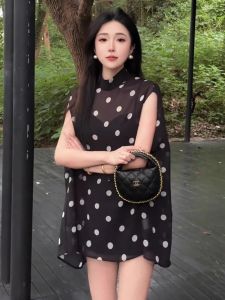 เสื้อเชิ้ตผ้าชีฟองสีดำลายจุดสไตล์ฝรั่งเศสย้อนยุคสำหรับผู้หญิงในช่วงฤดูร้อน ทรงหลวม แขนกุด ทรงเข้ารูป เสื้อเชิ้ตคอตั้ง