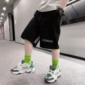 กางเกงขาสั้นกีฬาสำหรับเด็กชายฤดูร้อน 2025 กางเกงขายาวทรงตรงห้าส่วนสำหรับเด็กวัยกลางคนและเด็กโต ผ้าฝ้าย สวมใส่สบาย