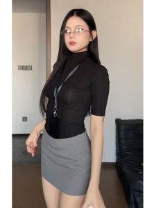 Bộ Đồ Hai Mảnh Màu Đen Và Xám Pure Desire Half High Collar mid Sleeve Slim Fit Top Low Waist Grey Suit Short Skirt