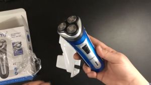 GEEMY เครื่องโกนหนวดไฟฟ้าไร้สาย GM-7090 ใบมีดสแตนเลสลูกลอย 2 ชั้น ยืดหยุ่น 3 หัวโกน ถอดล้างน้ำได้ มอเตอร์ Pd อัลลอยด์ ติดที่กันจอน - สีฟ้า