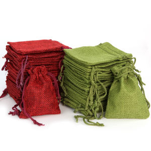 50PCS คริสต์มาสสีแดงสีเขียว Drawstring Burlap Jute ของขวัญ DIY งานแต่งงานของขวัญสําหรับบรรจุภัณฑ์ลูกอมช็อกโกแลตเครื่องประดับ